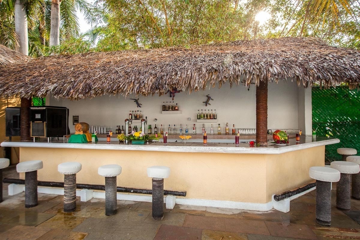 Barracuda offers you national and international drinks at the Hotel Park Royal Beach Huatulco