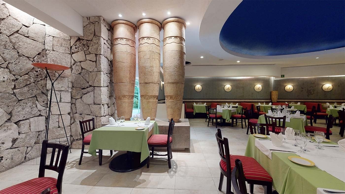 Restaurante del hotel Park Royal con decoración inspirada en las Columnas de C<ctrl61>orpo.