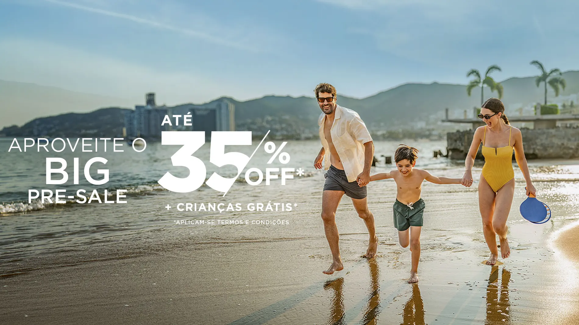 Família feliz aproveita 'Hotel Park Royal Beach Acapulco | Pacífico mexicano | Web oficial' com 35% OFF e crianças grátis na praia.