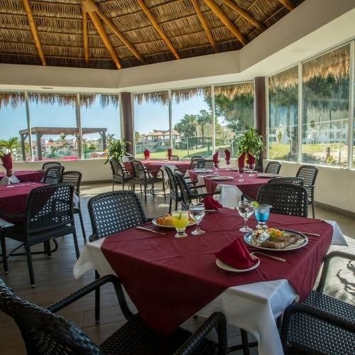 Restaurante EL Patio donde podrás. desayunar, comer y cenar platillos internaciones y tradicionales 