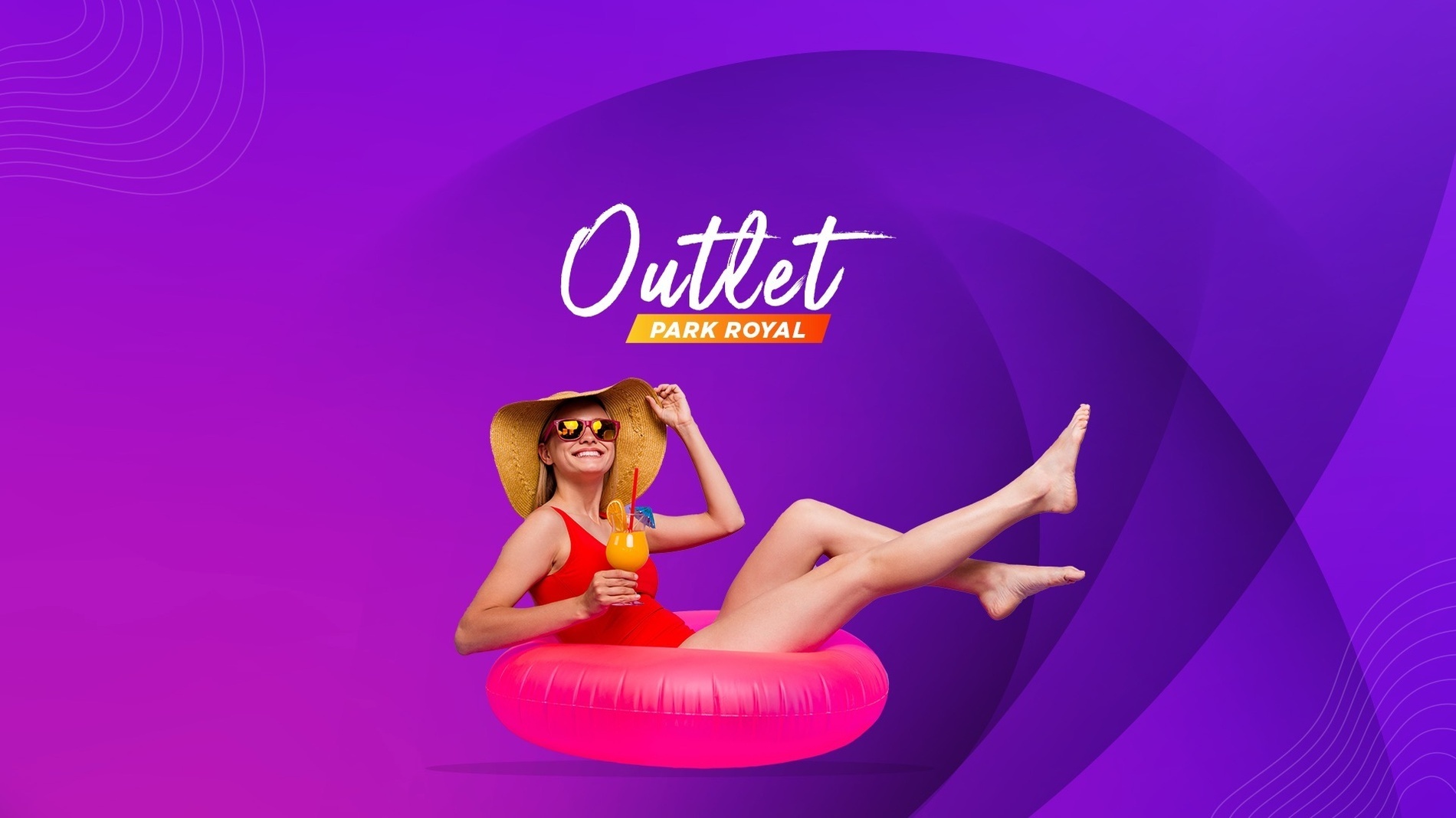 uma mulher está flutuando em um anel inflável com a palavra outlet park royal ao fundo