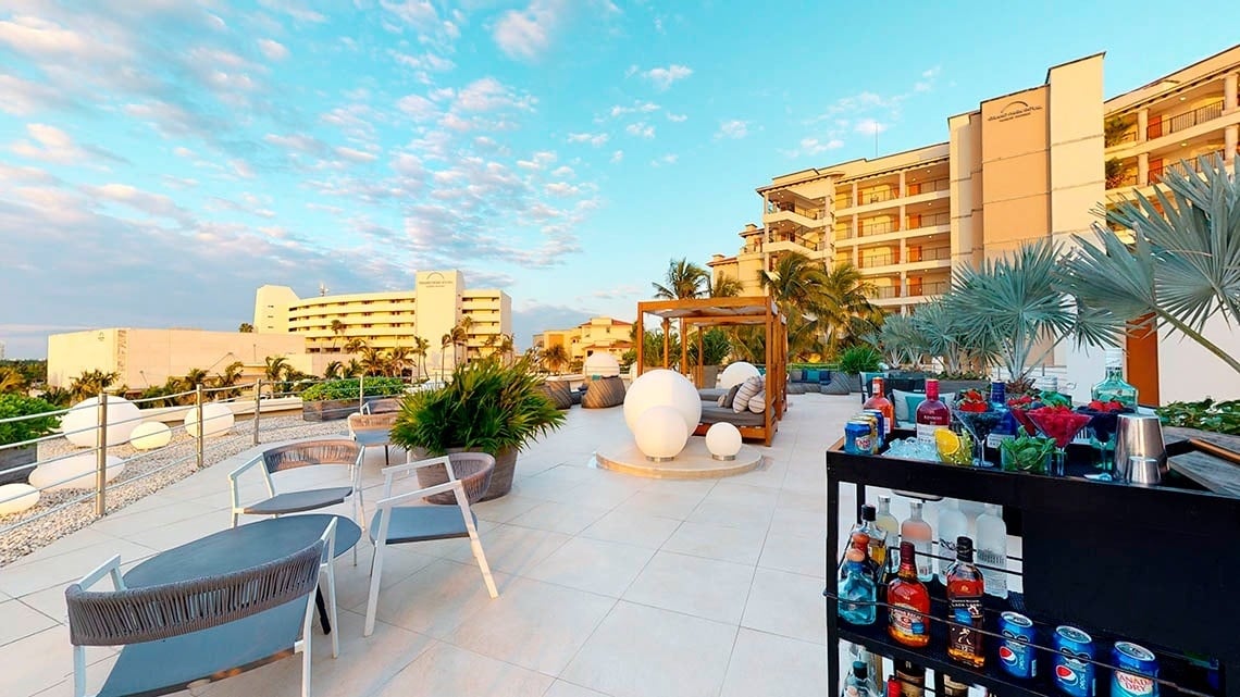 Bar com mesas e cadeiras com vista para o Mar do Caribe do Grand Park Royal Cancun Hotel