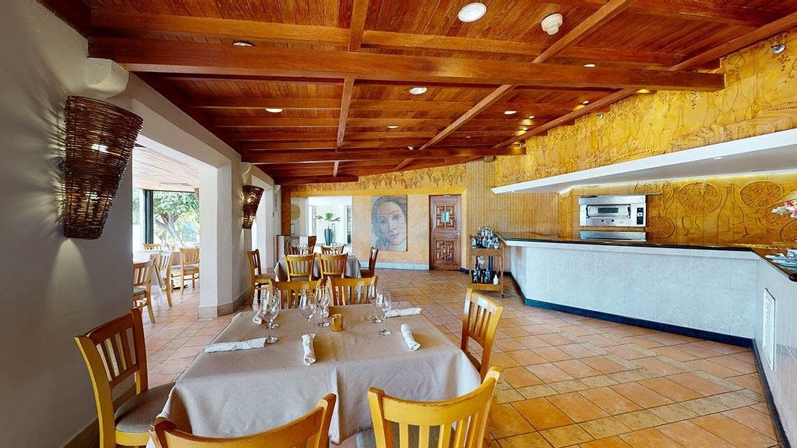 Restaurante la Trattoria del Hotel Park Royal Beach Acapulco en el Pacífico mexicano