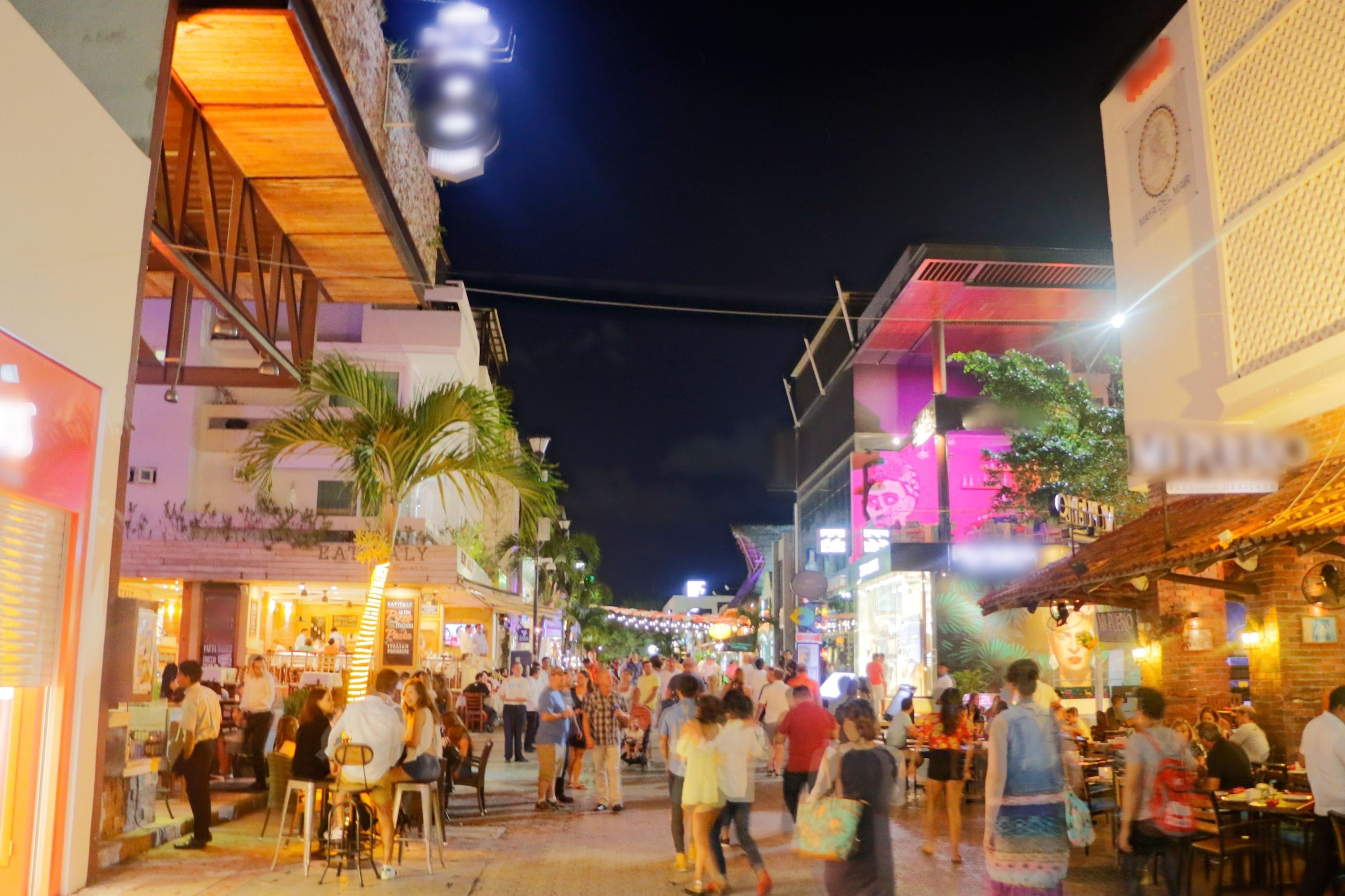 a busy street at night with a sign that says ' mexico ' on it