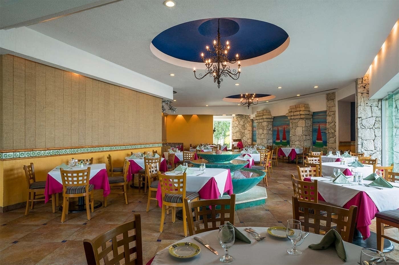 Restaurante del Park Royal: Comedor elegante con mesas puestas y fuentes.