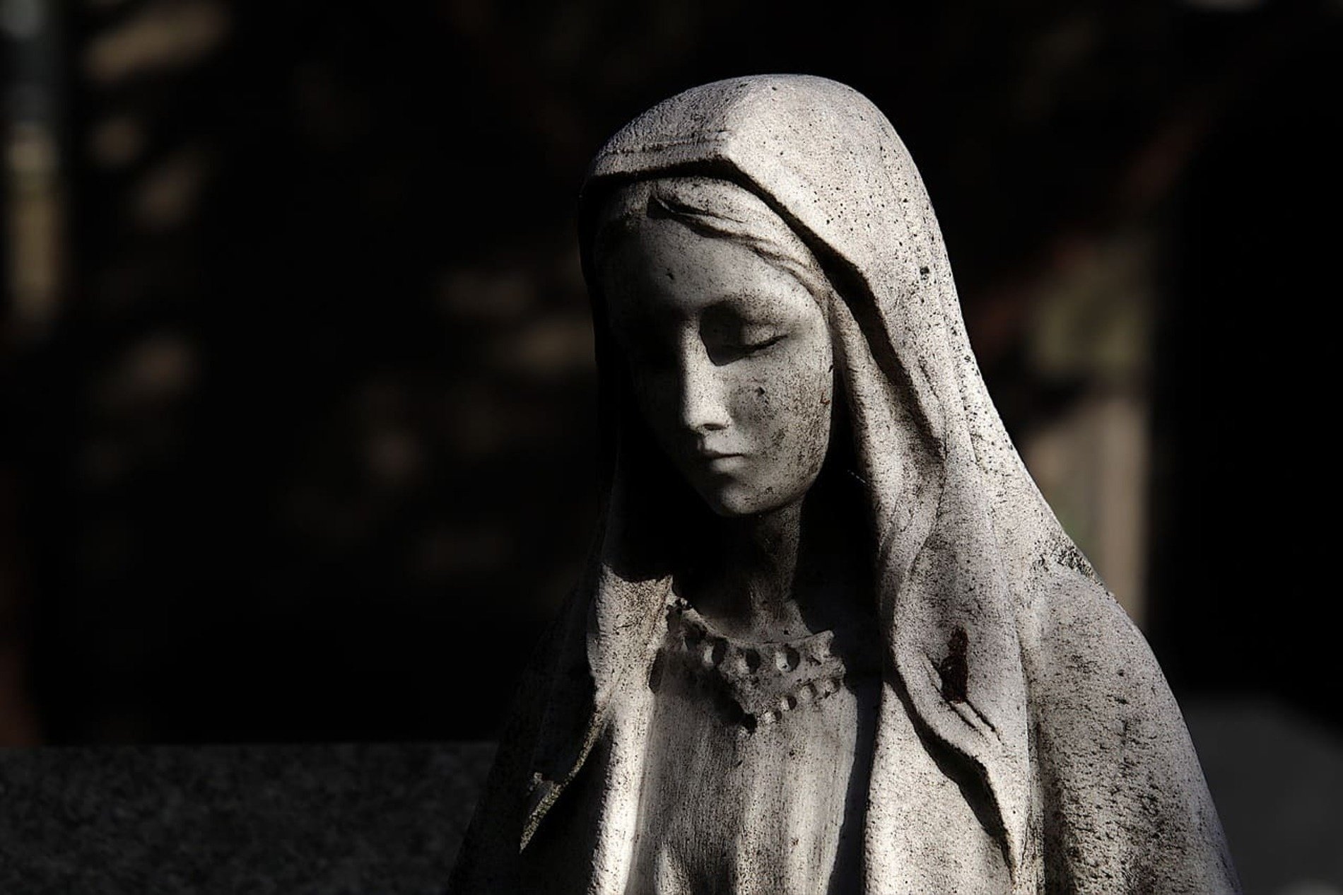 una estatua de la virgen de guadalupe con los ojos cerrados