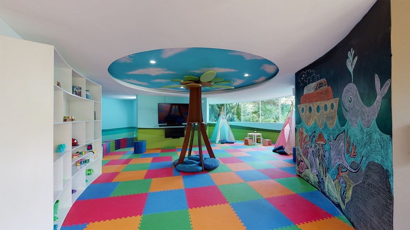 Sala de juegos para niños colorida con mural de tiza en Hotel Park Royal Beach Cancún | Caribe Mexicano | Web oficial.
