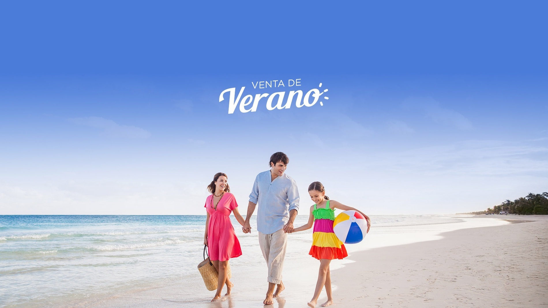 una familia camina por la playa con la palabra venta de verano al fondo