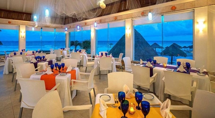 Restaurant with views of the Caribbean Sea at the Grand Park Royal Cancun Hotel