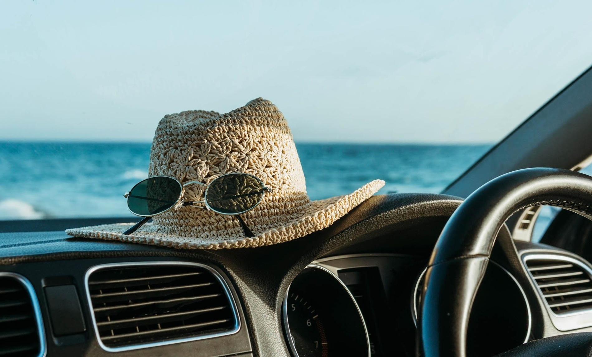 Chapéu e óculos de sol a bordo de um carro de transporte gratuito para o Park Royal