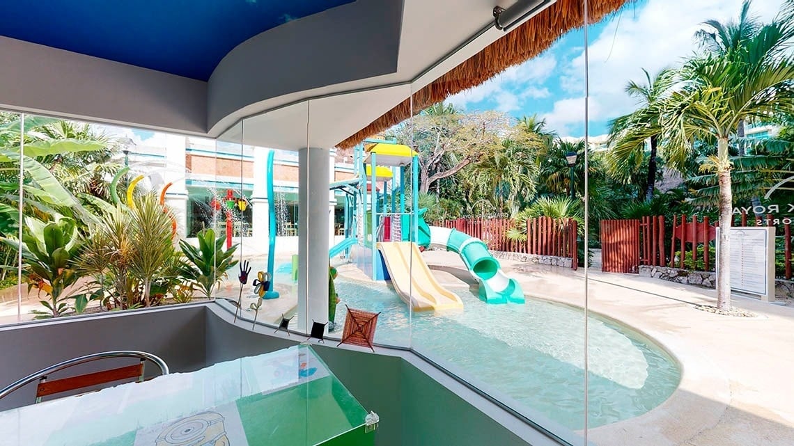 Vista desde el interior de un restaurante del parque acuático del Hotel Grand Park Royal Cozumel
