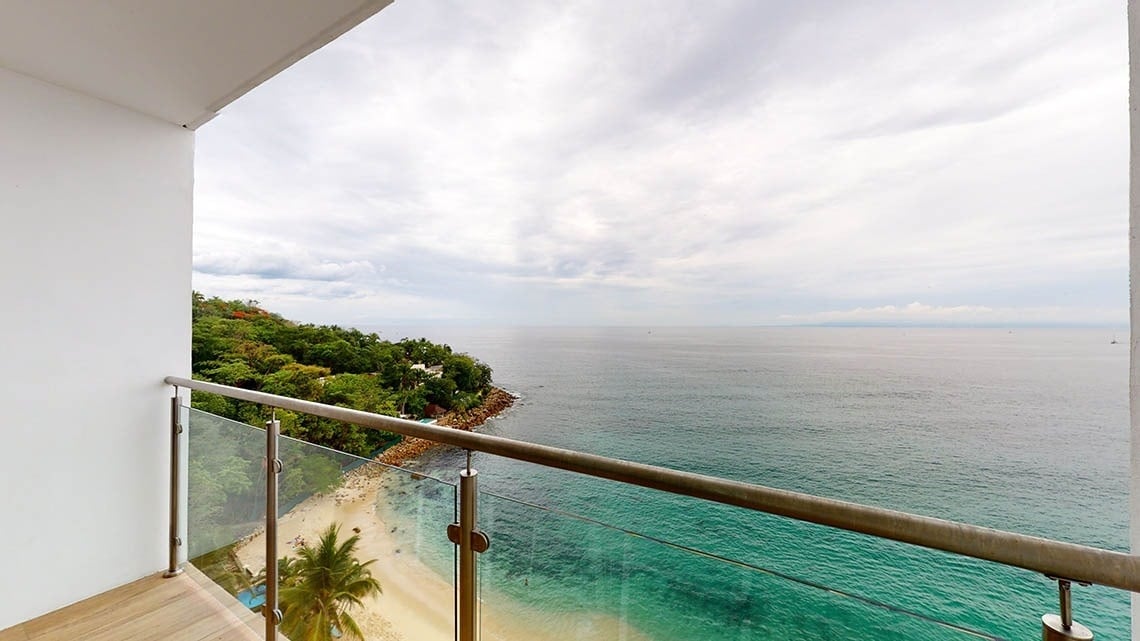 Vista para o mar da varanda de um quarto do Hotel Grand Park Royal Puerto Vallarta