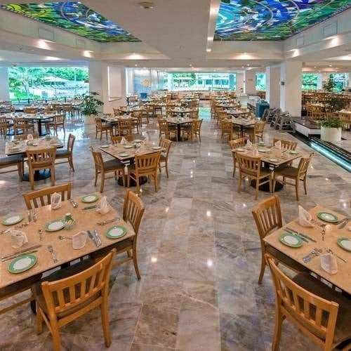 Restaurante Varanda, com teto de vidro e vista para o mar do Hotel Park Royal Beach Cancun
