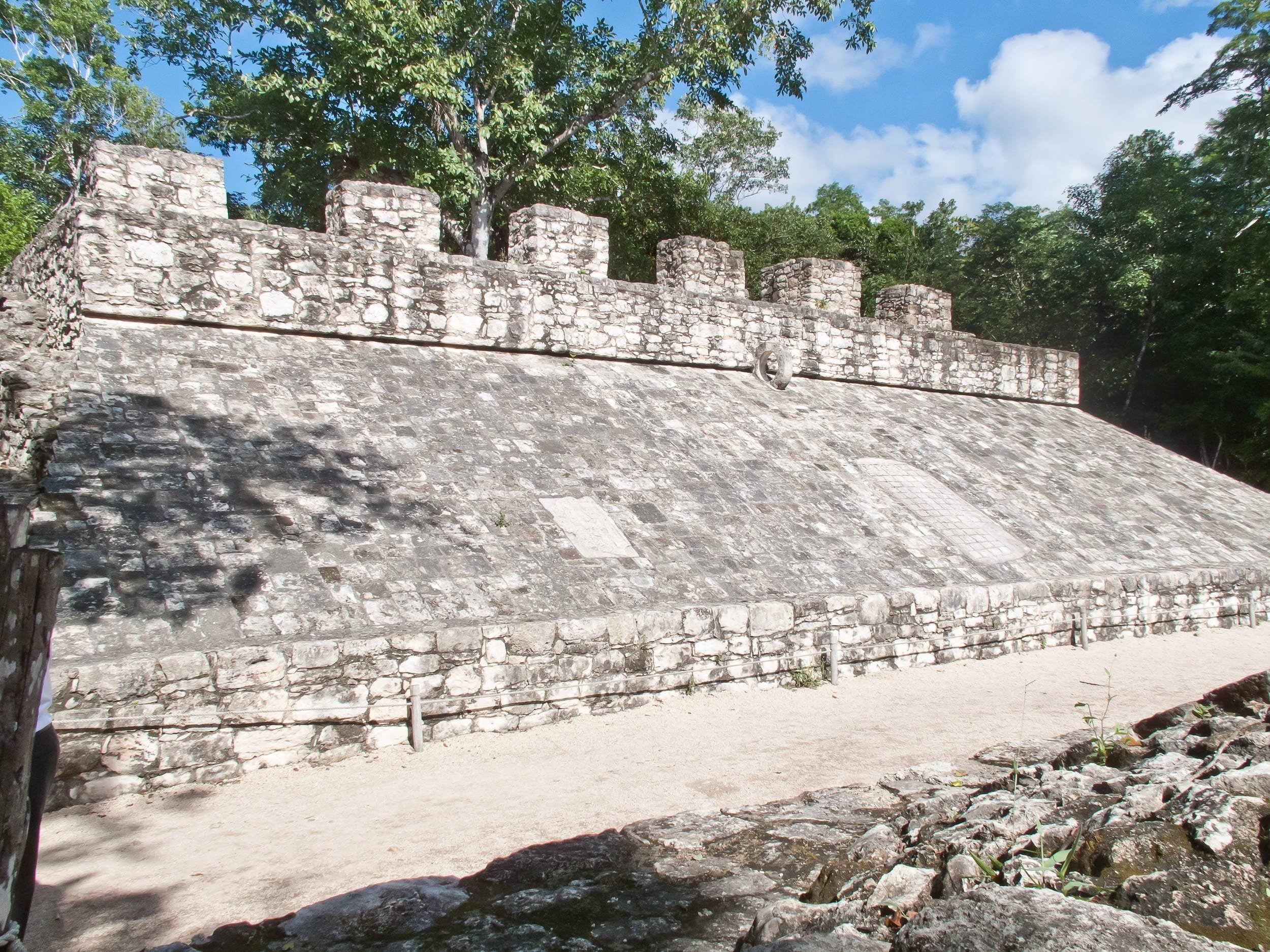Imagen de uno de los laterales de la pista utilizada en Los Juegos de Pelota mayas de Cobá