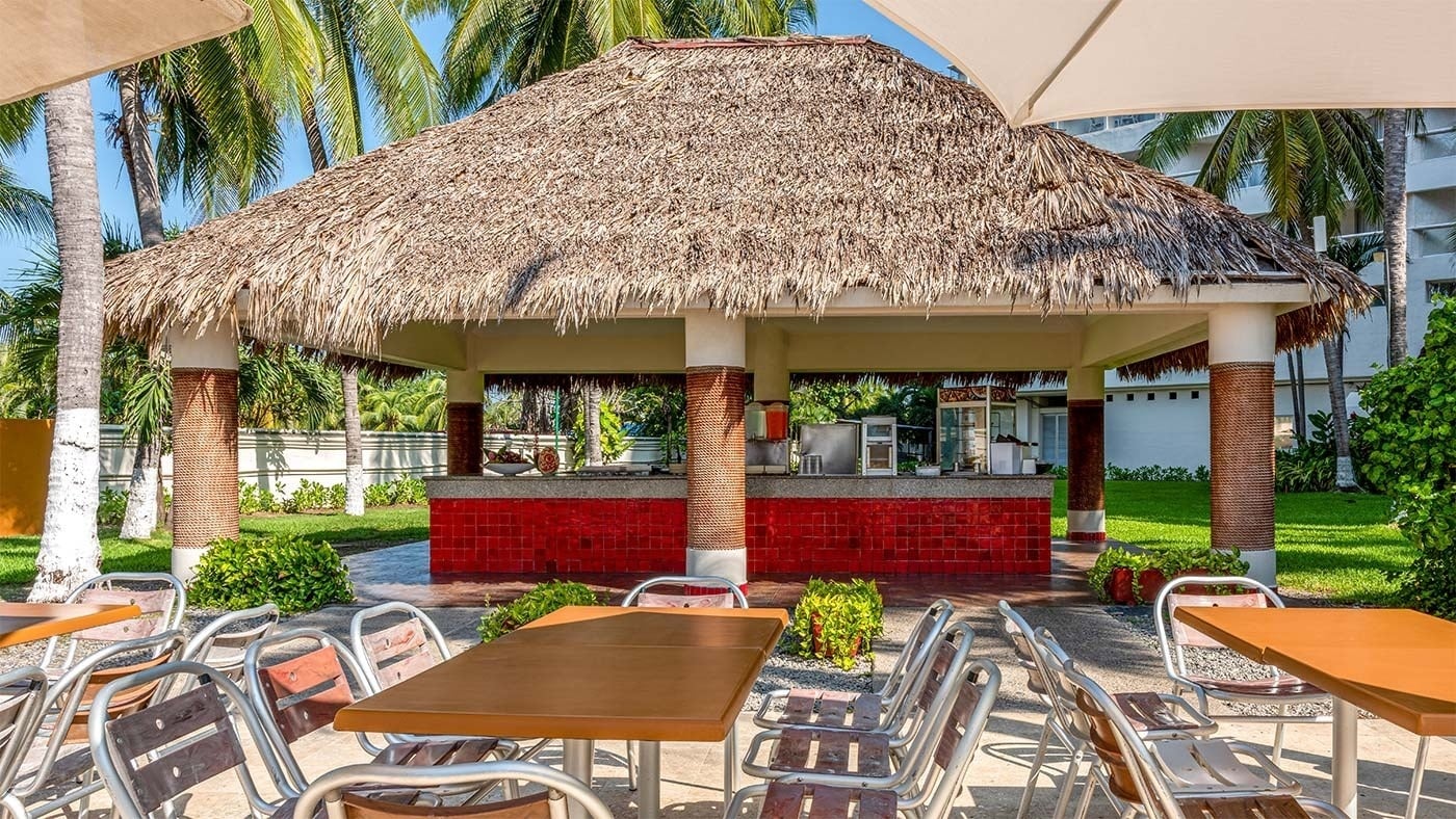Bar al aire libre con techo de palapa en Hotel Park Royal Beach Ixtapa | Pacífico Mexicano | Web oficial.