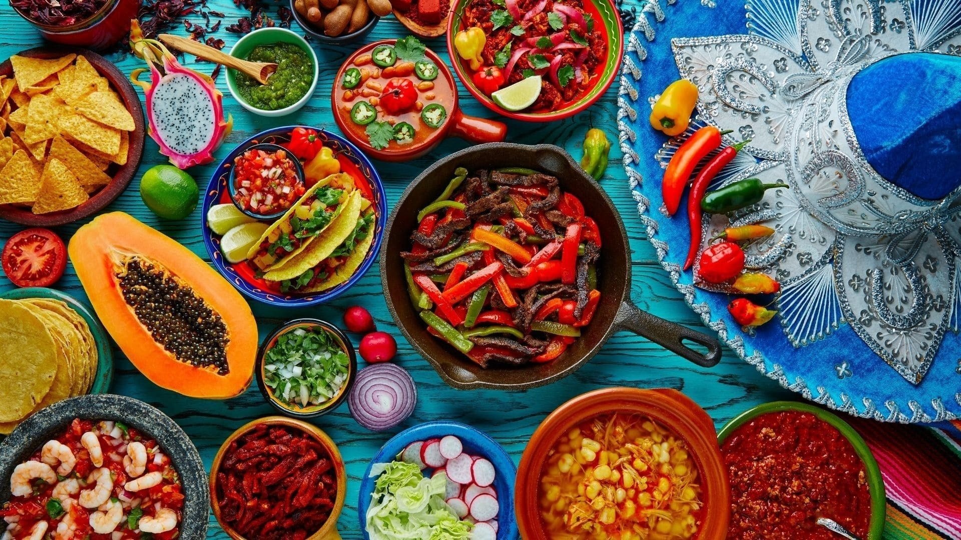 una variedad de comida mexicana está sobre una mesa de madera