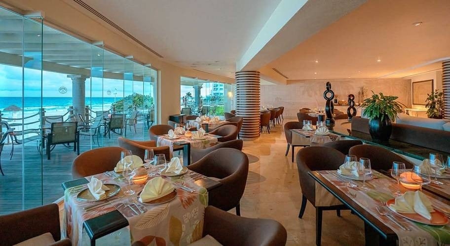 Restaurante con vistas al mar Caribe del Hotel Grand Park Royal Cancún