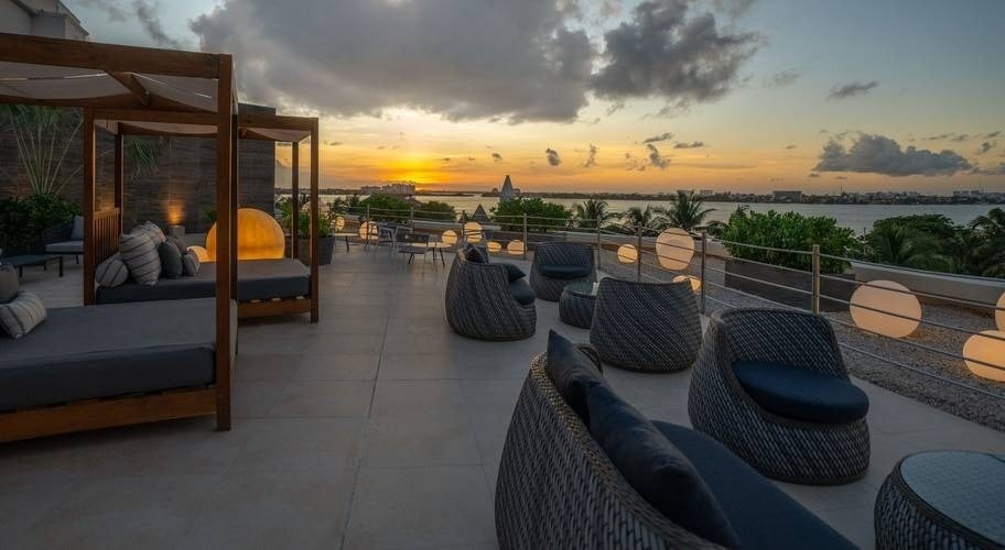 Mesas balinesas e área de relaxamento do Grand Park Royal Cancun Hotel