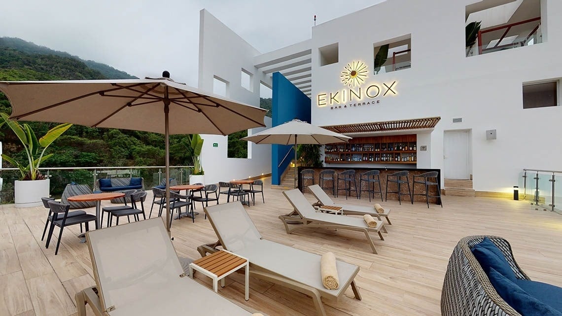 Bar Equinox e terraço ao ar livre com vista para o mar no Hotel Grand Park Royal Puerto Vallarta