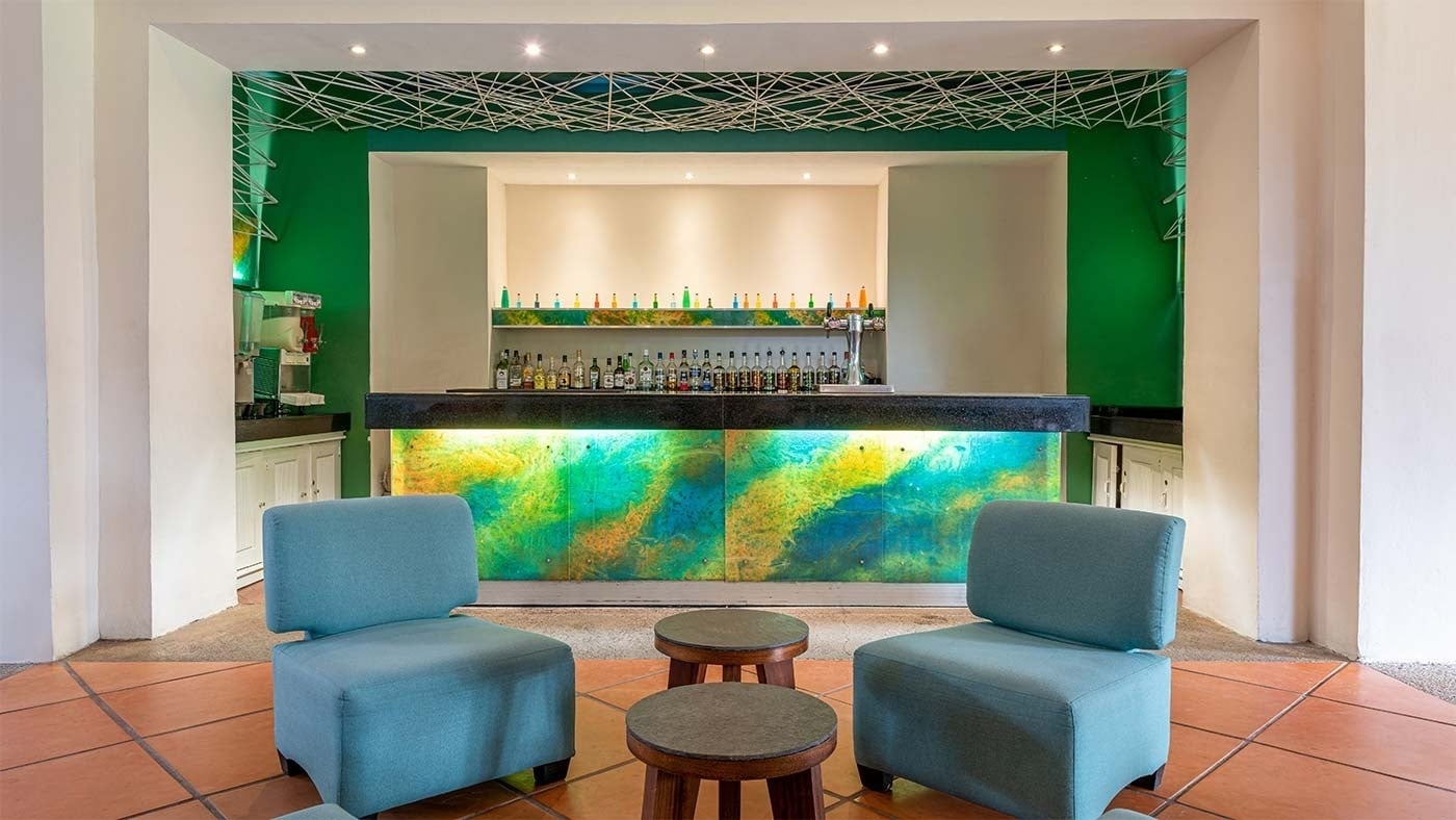 Bar moderno y acogedor. Reserva tu estancia en Hotel Park Royal Beach Ixtapa.