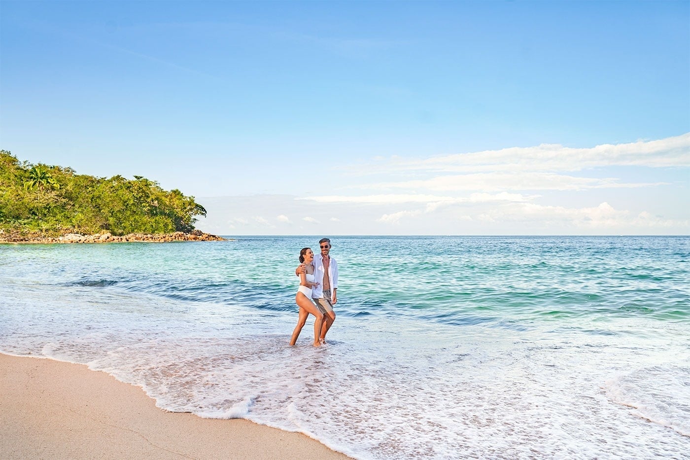 Pareja en la playa, Hotel Grand Park Royal Puerto Vallarta | Pacífico Mexicano