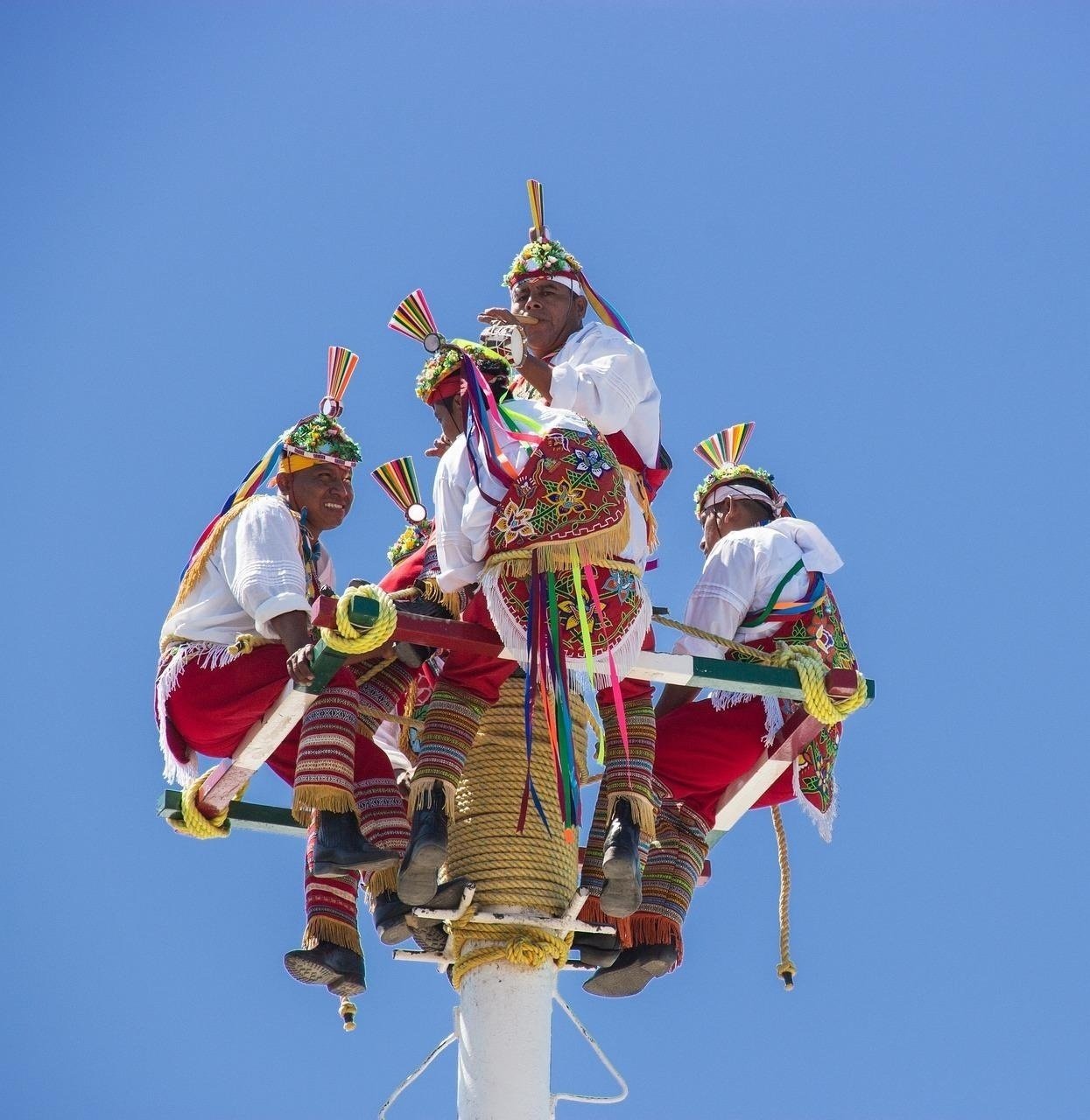 voladores de papantla fazendo o rito