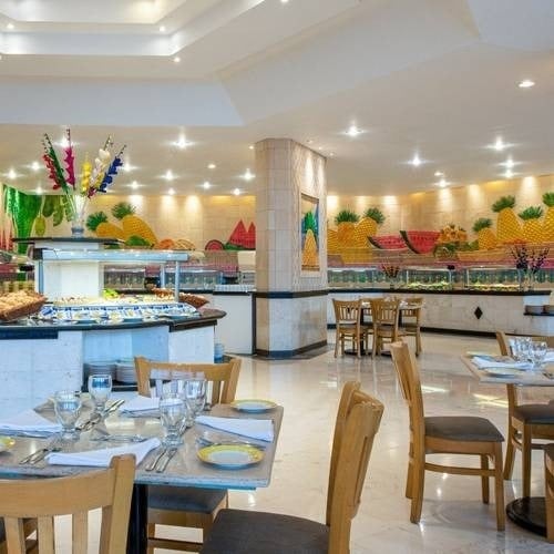 Veranda Restaurant, decorated with fruit mosaics of the Hotel Park Royal Beach Acapulco