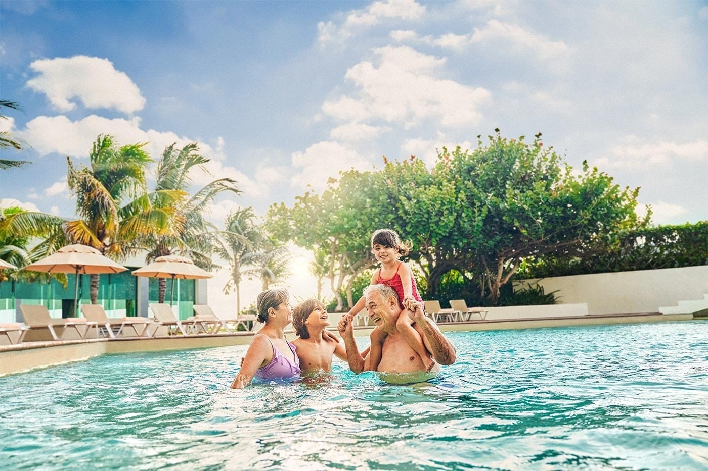Hotel Park Royal Beach Cancún: Familia disfrutando piscina cristalina bajo sol caribeño, reserva ya.