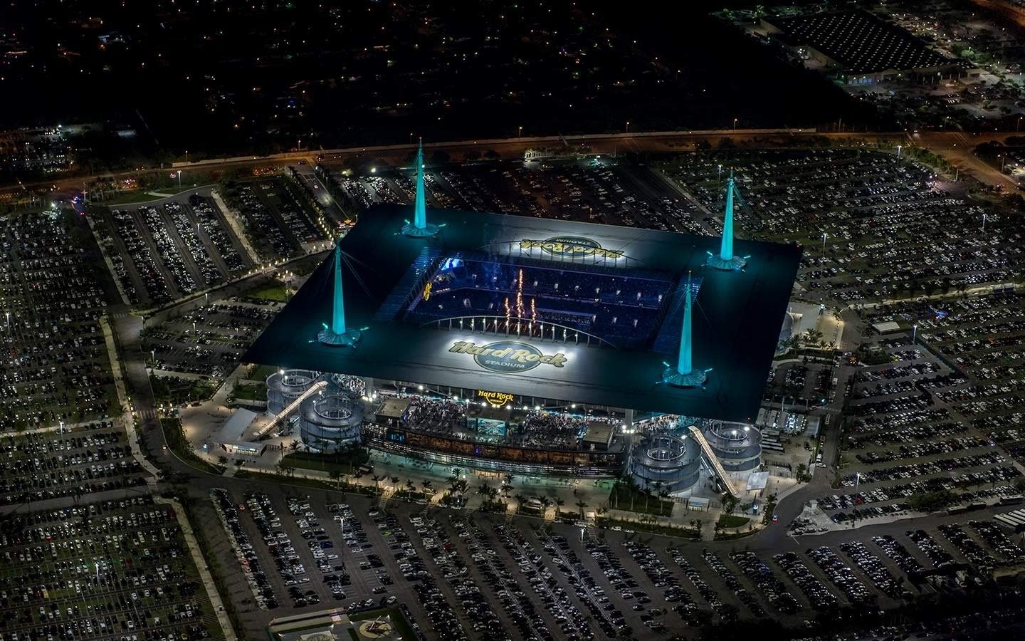 uma vista aérea do hard rock stadium à noite