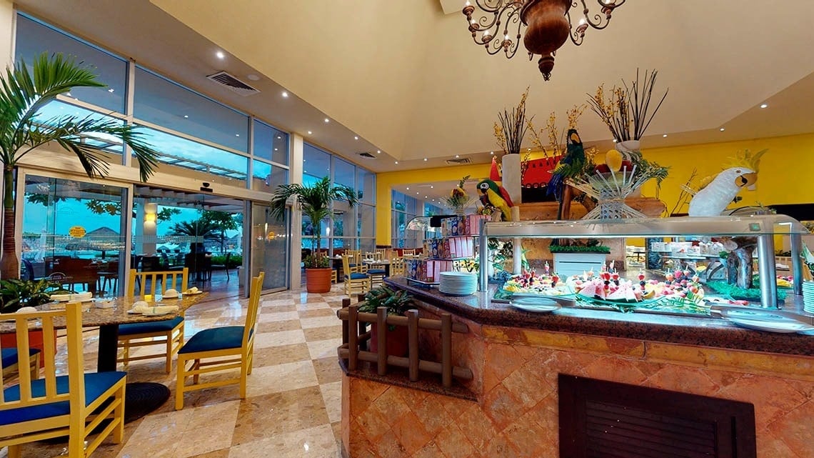 Área de buffet del restaurante del Hotel Grand Park Royal Cancún