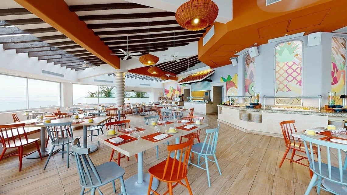 Restaurante espaçoso e acolhedor do Hotel Grand Park Royal Puerto Vallarta, Mexican Pacific