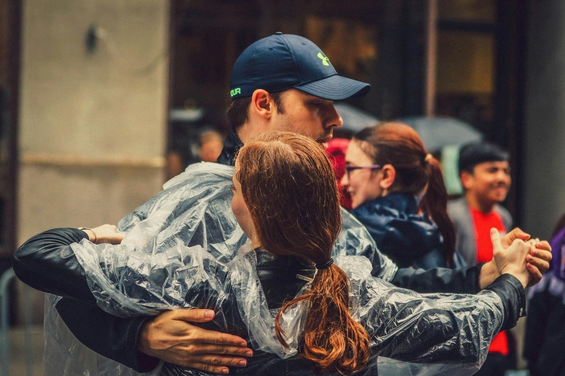 un hombre y una mujer bailan tango en la lluvia