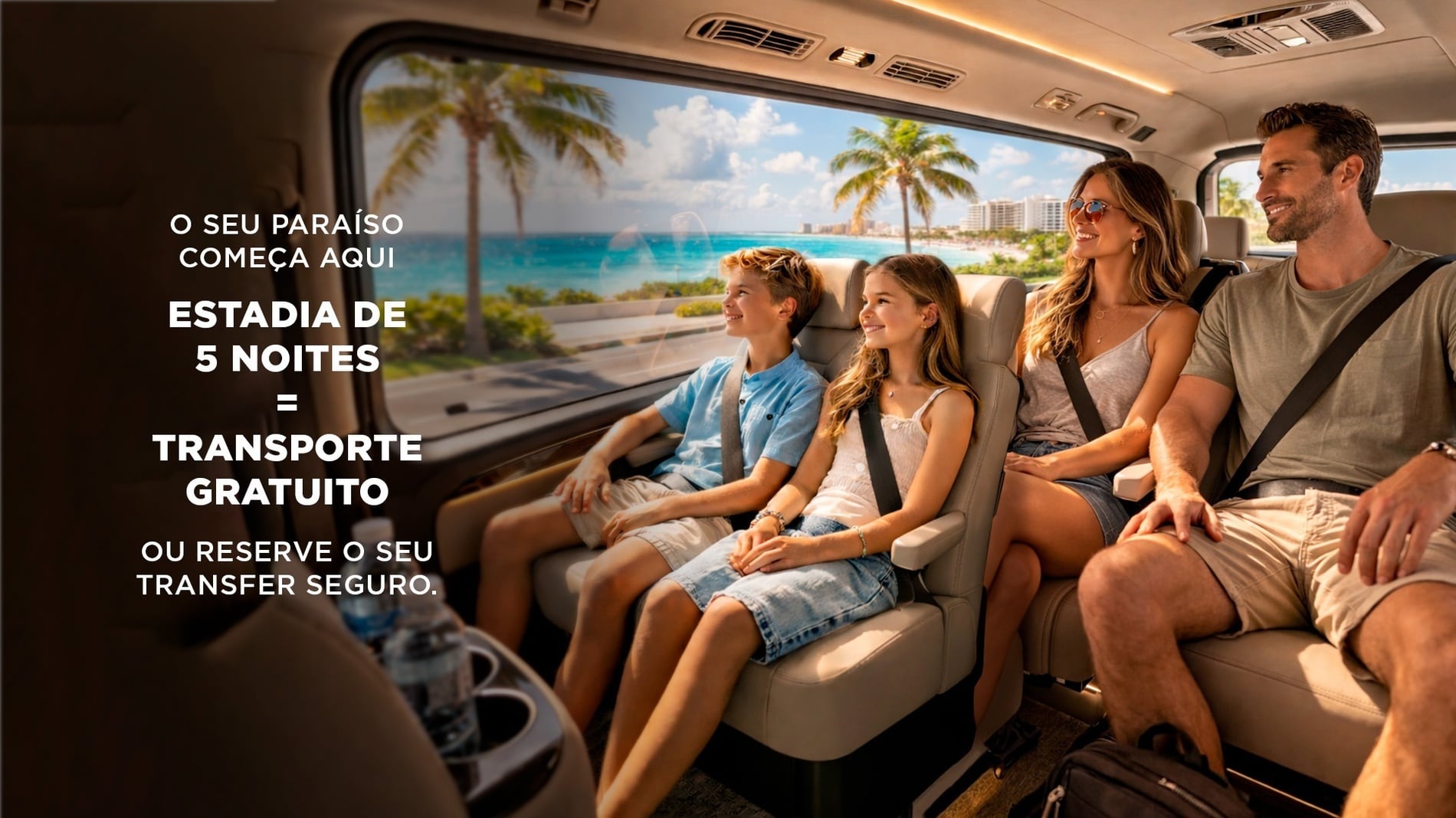 Uma família viaja confortavelmente num veículo com vista para uma paisagem tropical de praia, enquanto a imagem promove uma oferta de transporte gratuito para estadias de 5 noites.