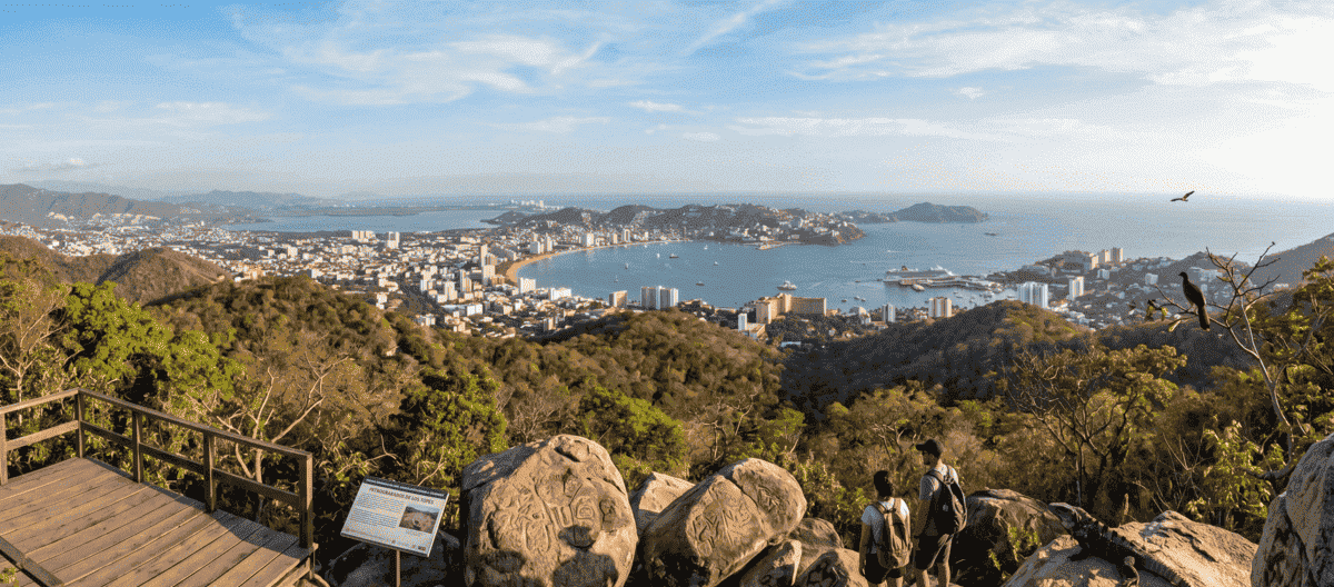 Vista panorámica de Acapulco desde un mirador con petroglifos, ideal para Parque Nacional El Veladero Acapulco: Qué ver y cómo llegar.