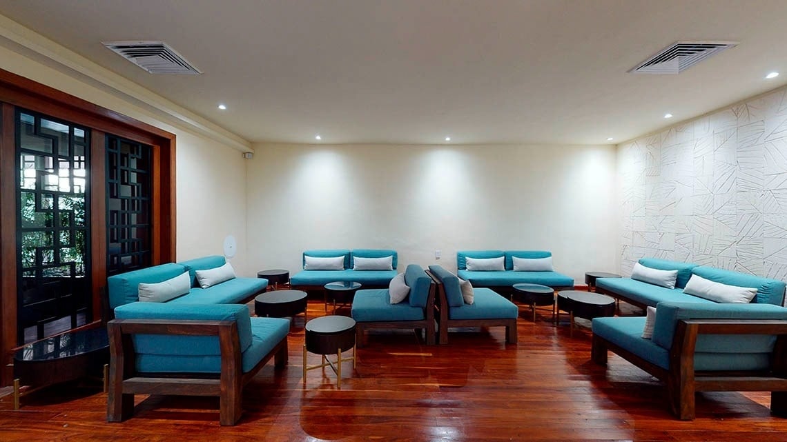 Lobby con sofás y mesas del Hotel Grand Park Royal Cancún