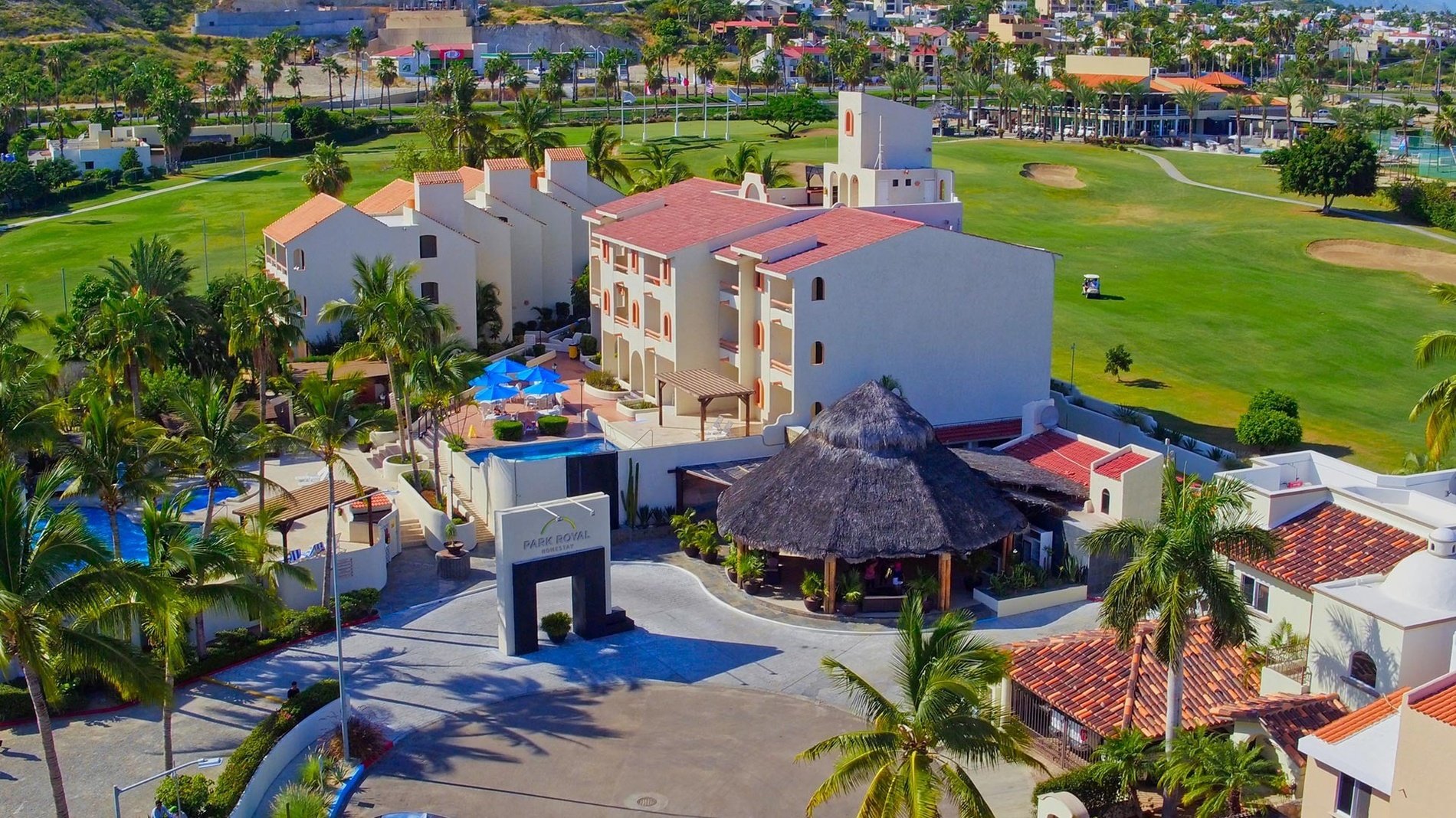 Panoramic view of the entrance and facilities of Homestay Los Cabos in Baja California Sur