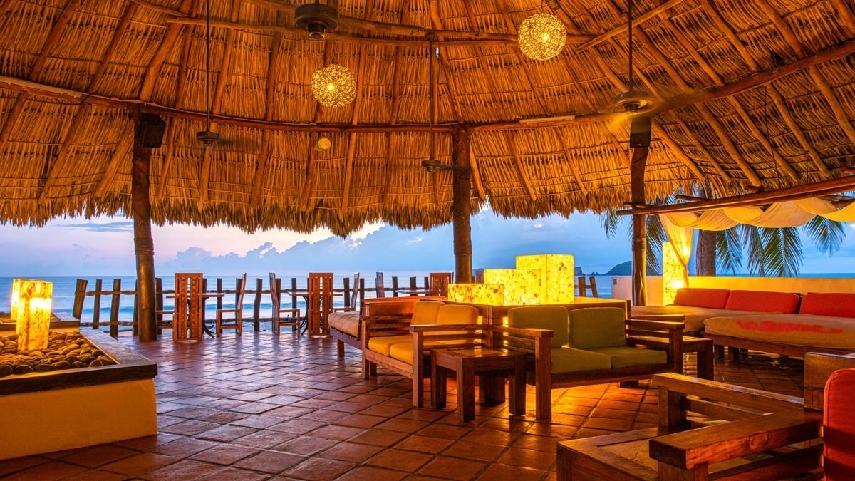 O Lounge Bar oferece música e coquetéis com vista para o mar no Hotel Park Royal Beach Ixtapa