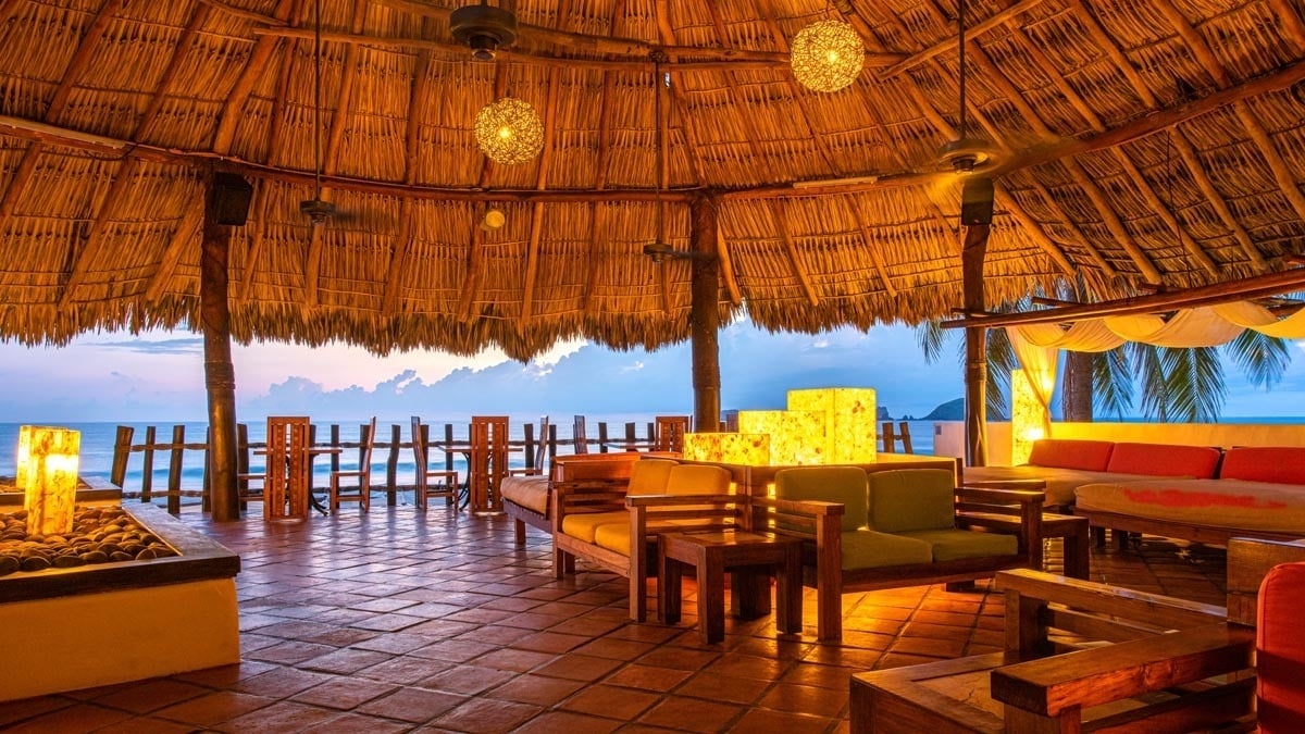 Lounge Bar offers you music and cocktails with views of the sea at the Hotel Park Royal Beach Ixtapa