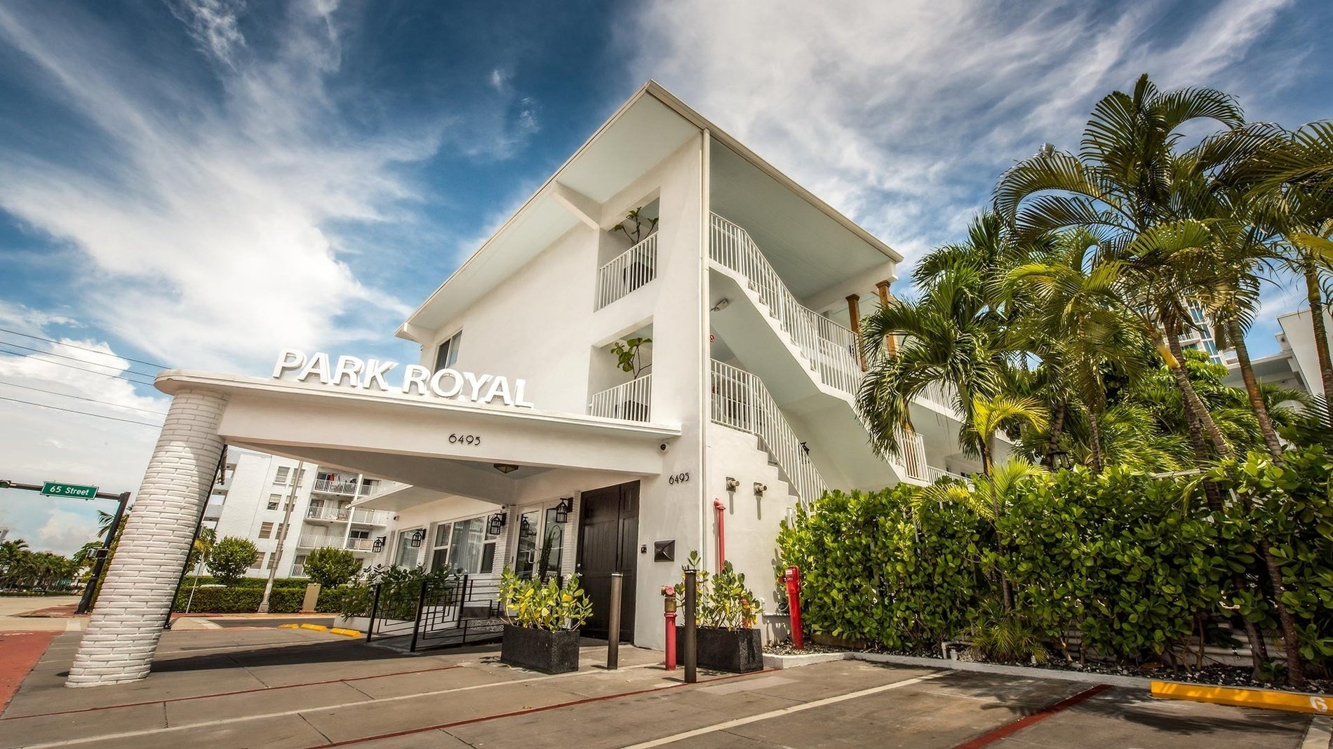 un edificio blanco con la palabra park royal encima