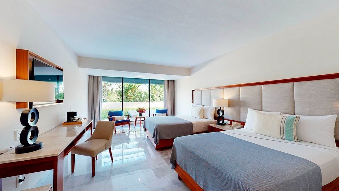 Quarto Deluxe com duas camas king size e terraço no Park Royal Beach Cancun Hotel