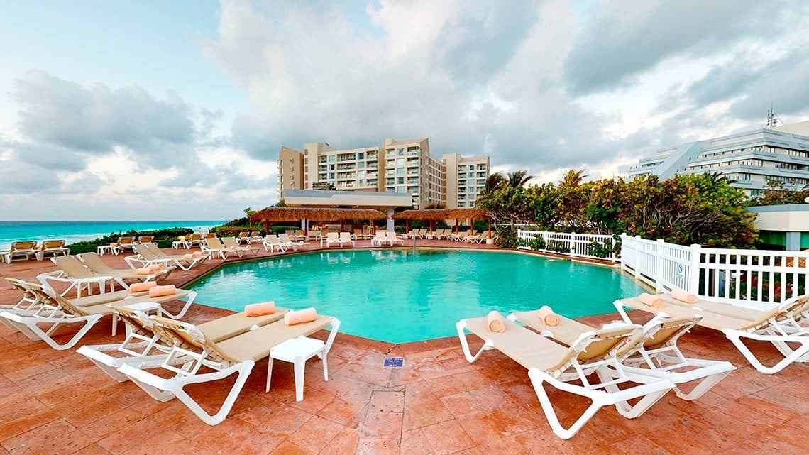 Piscina exterior con hamacas del Hotel Park Royal Beach Cancún