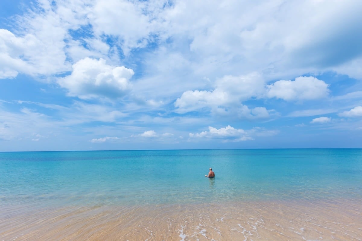 playa con aguas turquesas y arena blanca