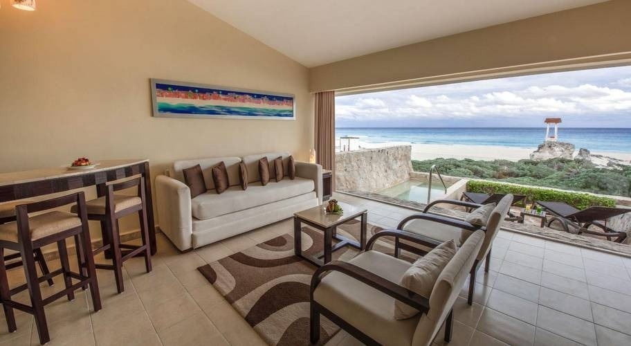 Quarto com terraço e piscina ao ar livre com vista para o mar no Grand Park Royal Cancun Hotel no México