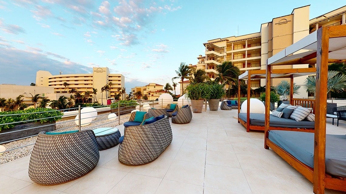 Sala de eventos com cadeiras em forma de U e mesa com vista para o mar no Park Royal Grand Cancun