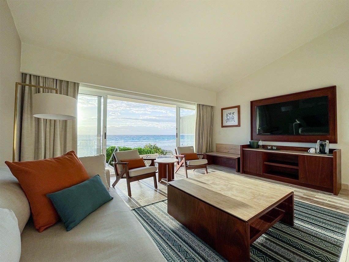 Detalhe da sala de estar com vista para o mar no The Villas by Grand Park Royal Cancún
