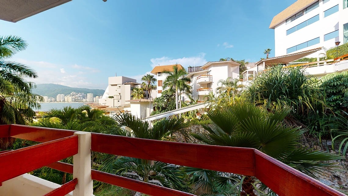 Vistas de um jardim tropical da varanda do Hotel Park Royal Beach Acapulco