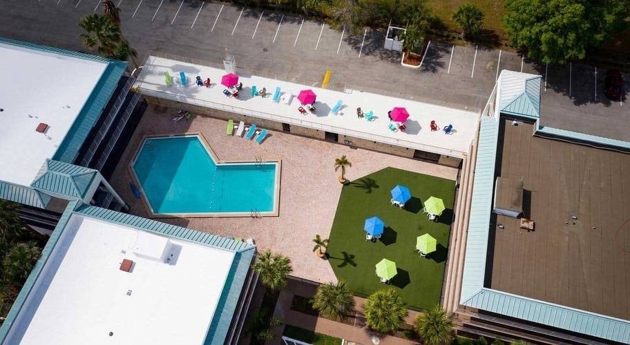 Vista panorâmica da piscina ao ar livre e das instalações do Park Royal Orlando, Flórida