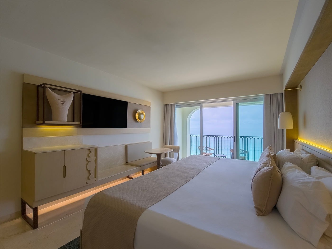Hotel Grand Park Royal Cancun: King bed with ocean view balcony. Book direct!