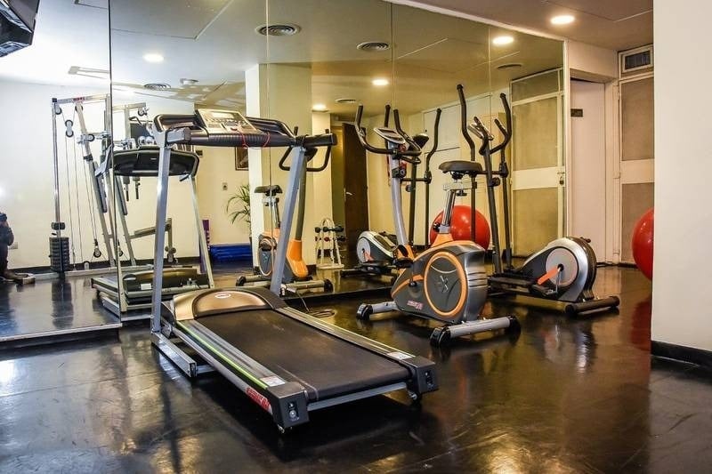 Ginásio com máquinas de cardio, pesos e bolas no hotel Park Royal City Buenos Aires