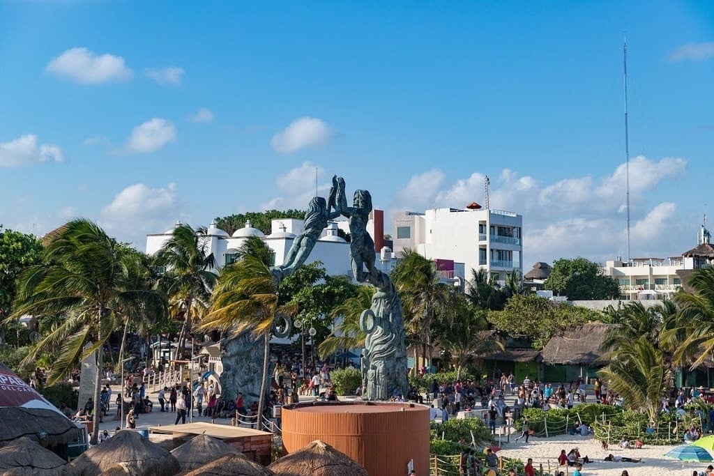 Imagen del Parque Fundadores y el Portal Maya